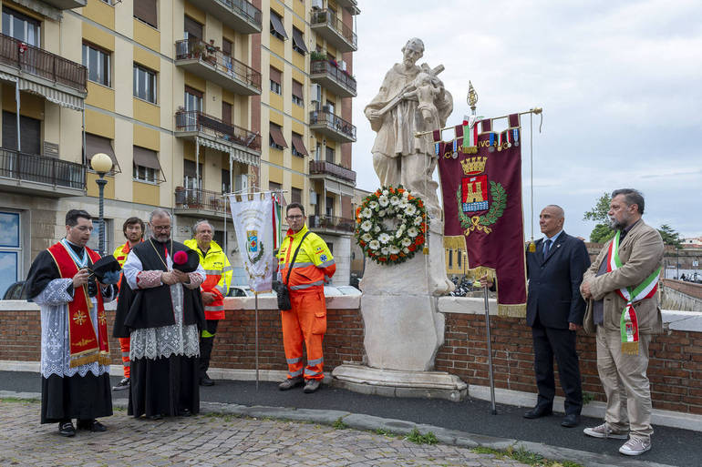 La Messa e la processione fino alla statua