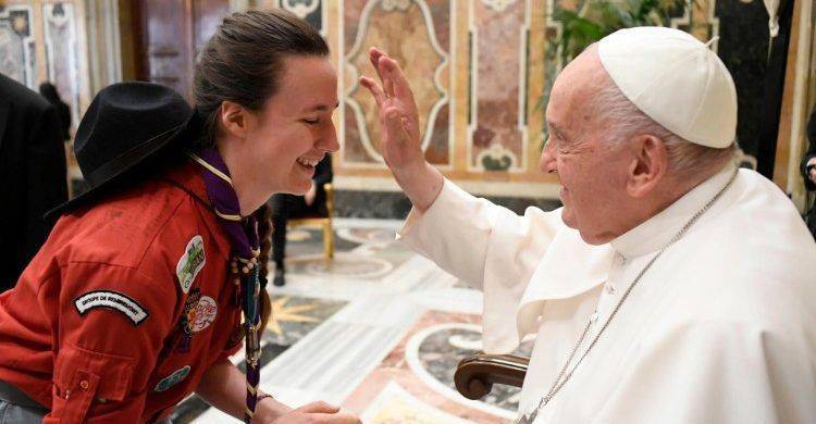 Il Papa: una società fraterna si costruisce con l’alleanza tra giovani e anziani