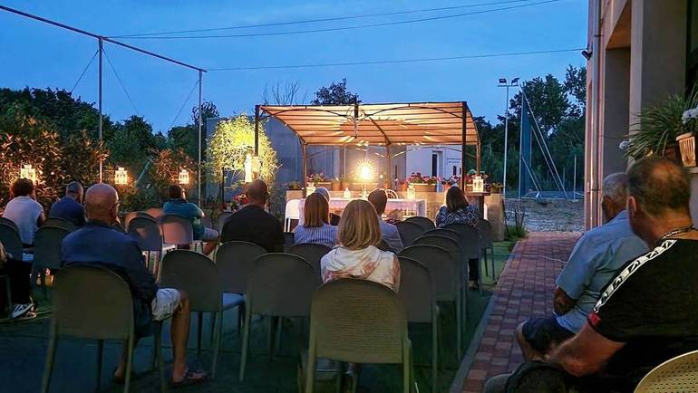 Il silenzio della preghiera nel giardino della parrocchia di Santa Teresa